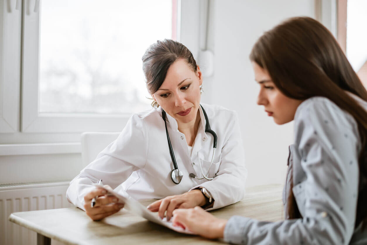 internal medicine doctor talking to patient 